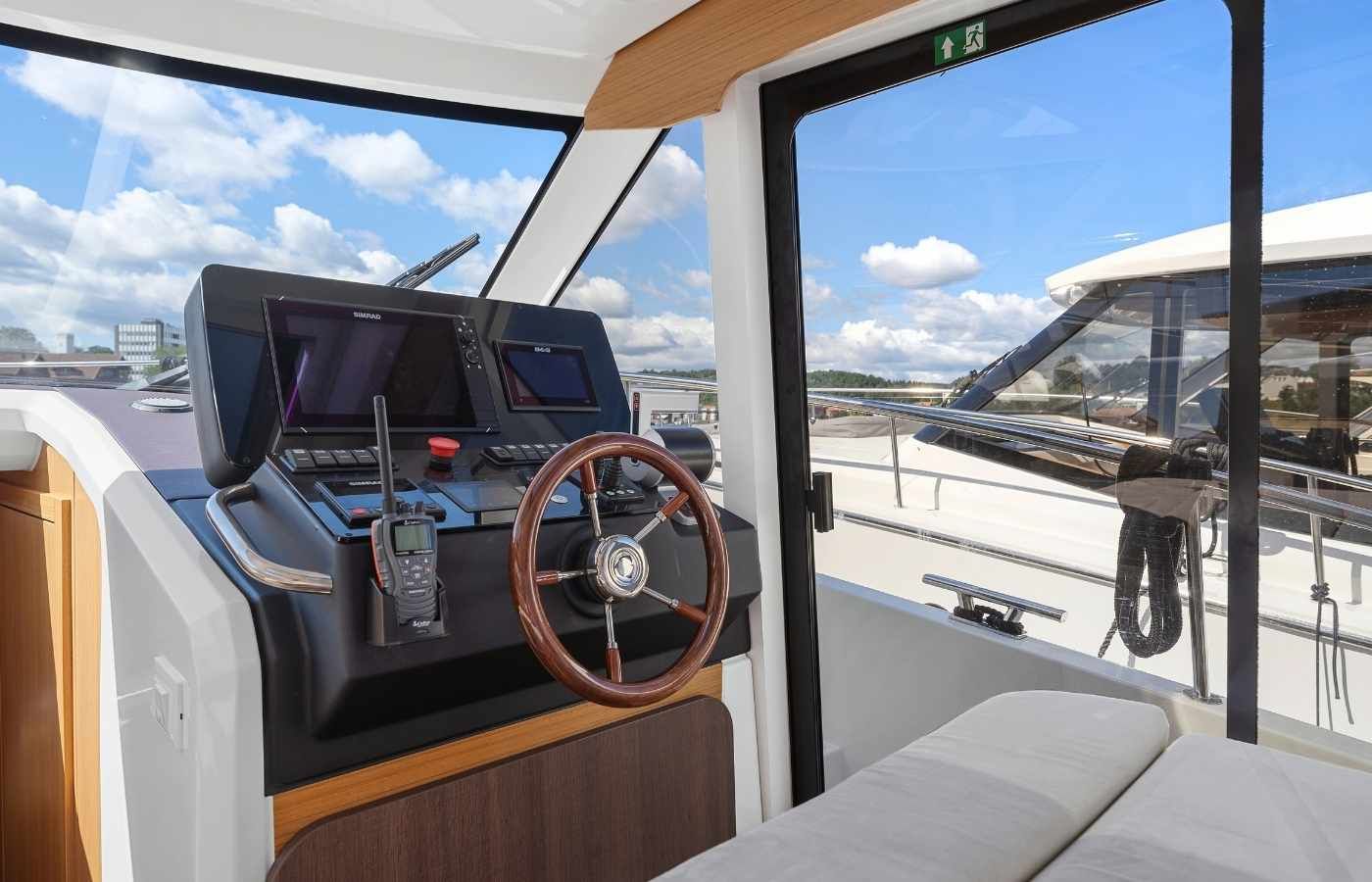 Greenline 39 - electric boat captains console