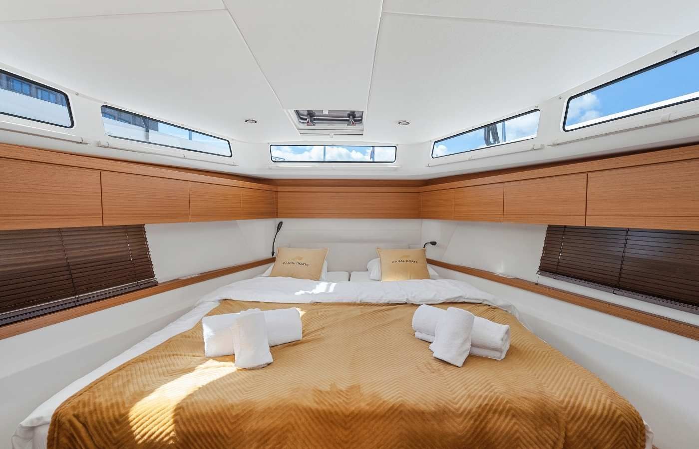 Greenline 39 - master bedroom on board electric boat