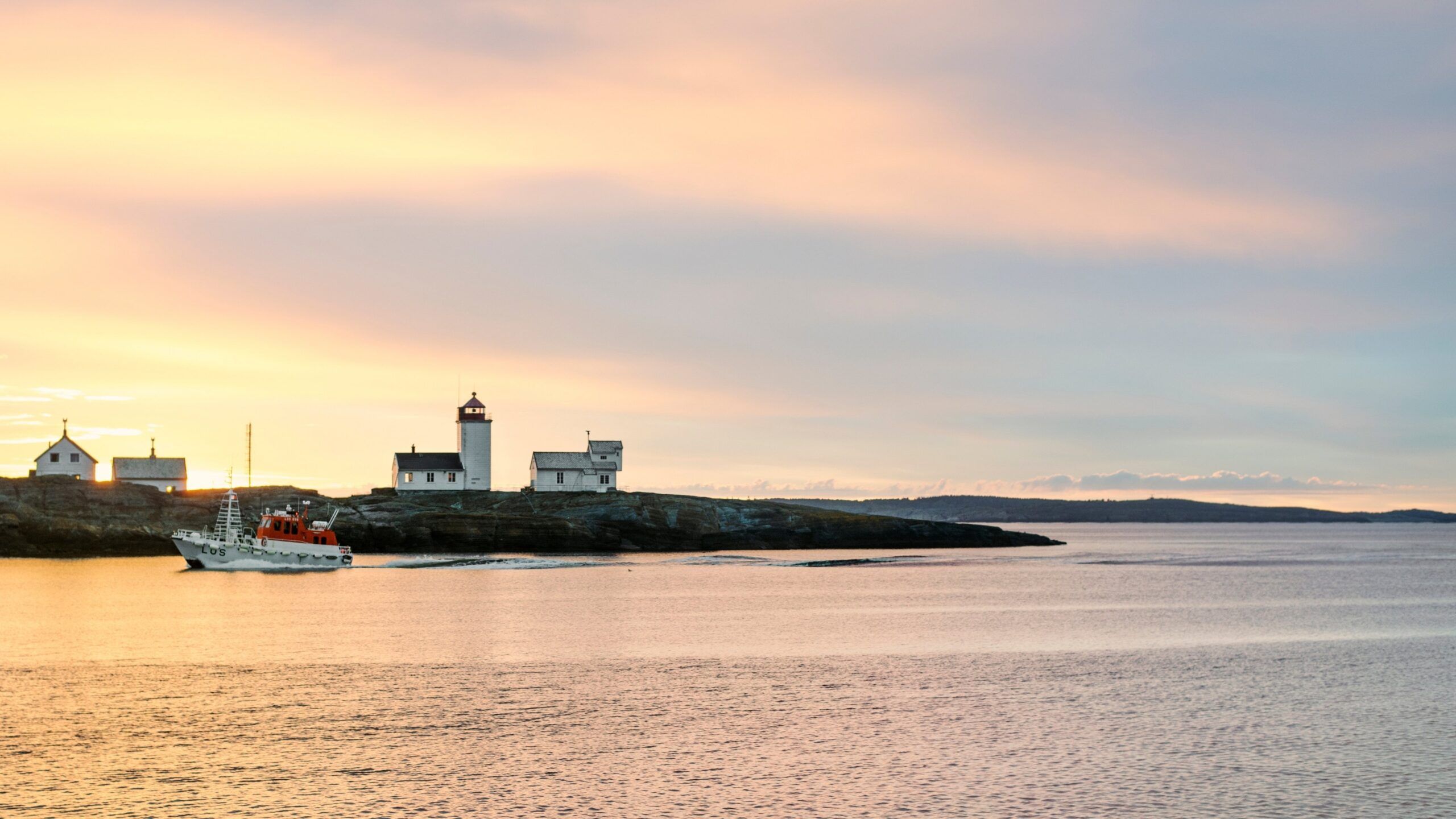 Lighthouse on Langøya during sunset. Photo by Visit Telemark